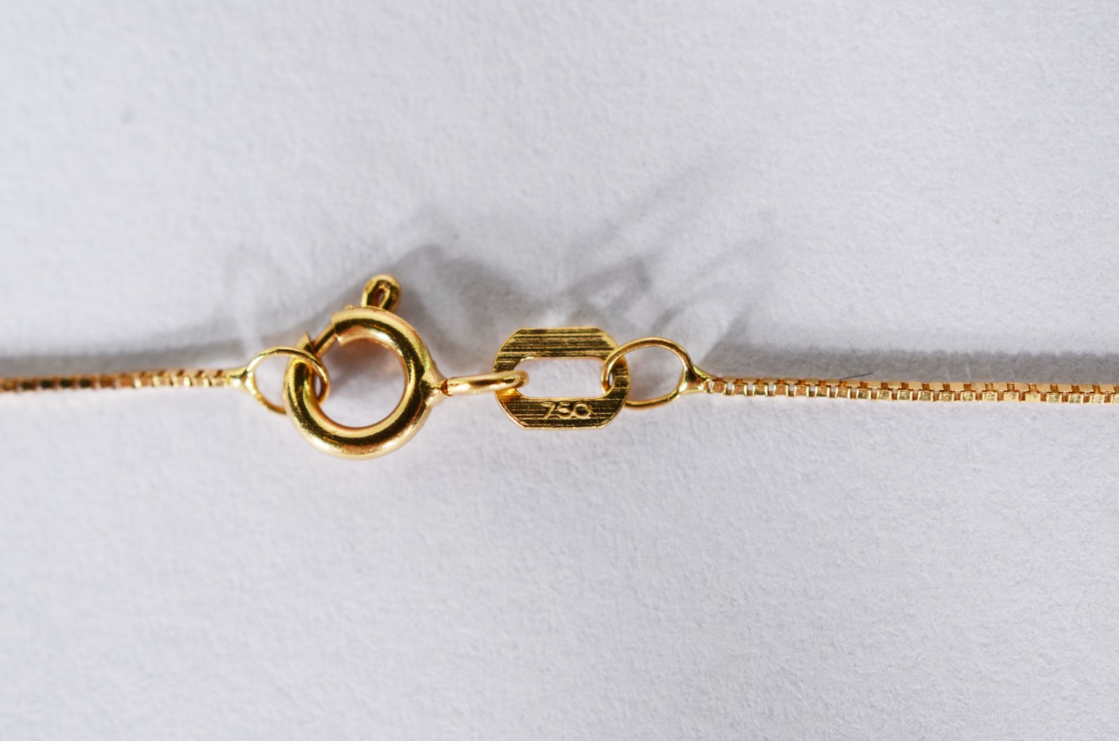Colar de ouro 18 k., contraste 750 mls com pendente sacro descrito... - foto 3 de 4