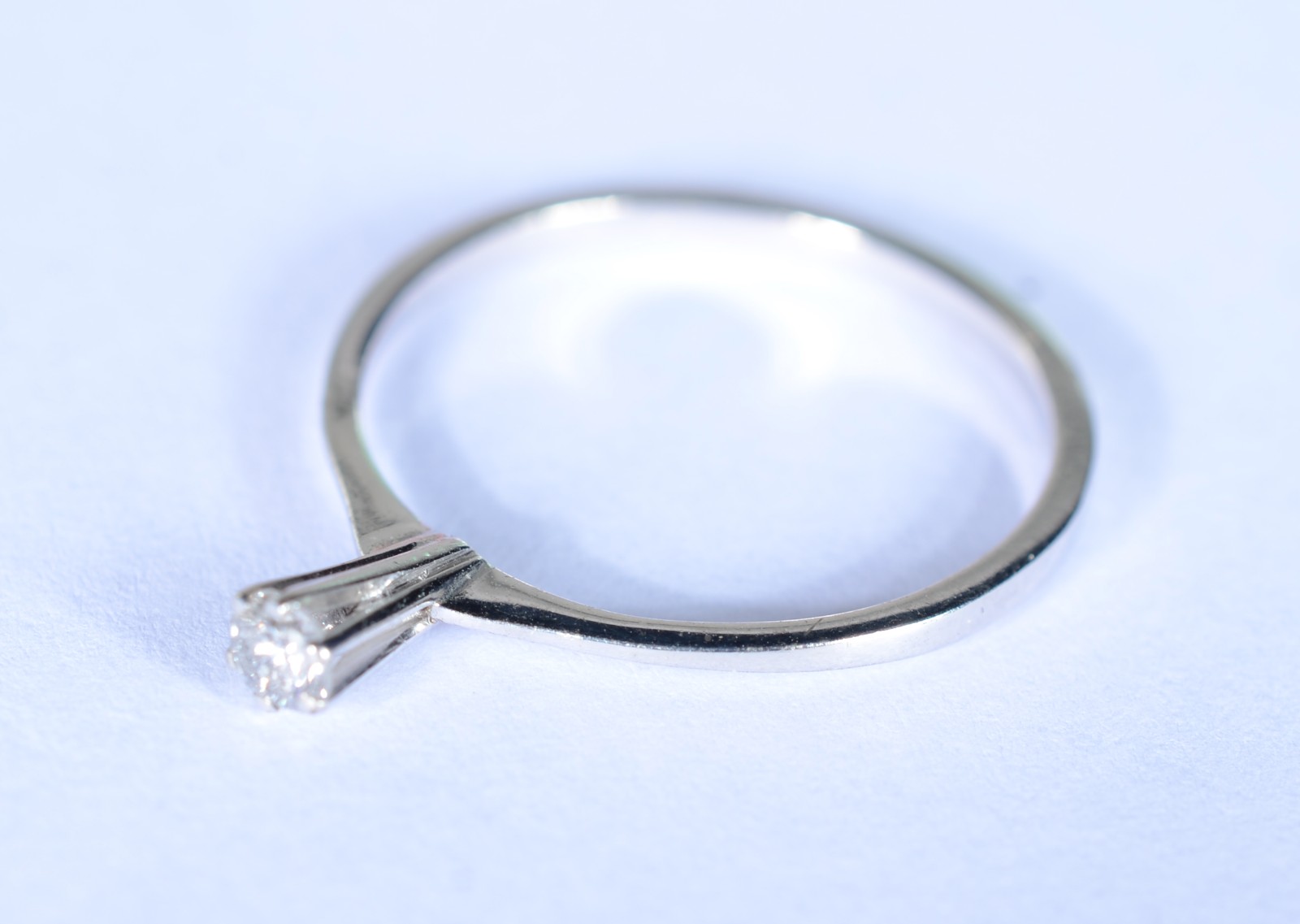 Solitário de ouro branco com um brilhante de 0,15 ct., aro 20. (Por... - foto 1 de 6