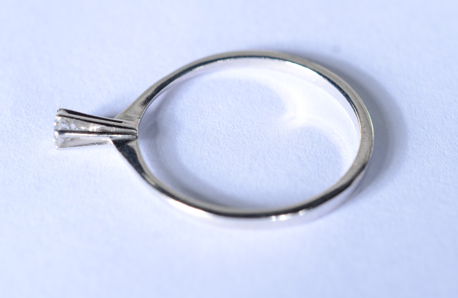 Solitário de ouro branco com um brilhante de 0,15 ct., aro 20. (Por... - foto 3 de 6