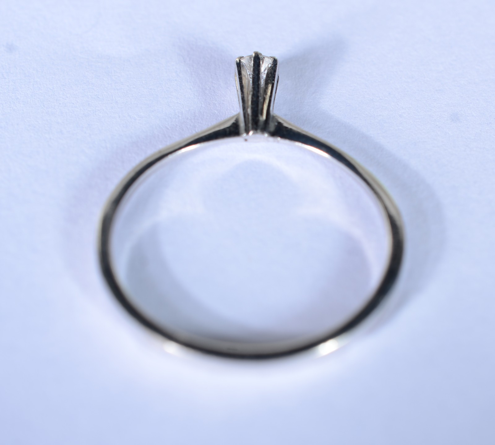 Solitário de ouro branco com um brilhante de 0,15 ct., aro 20. (Por... - foto 4 de 6