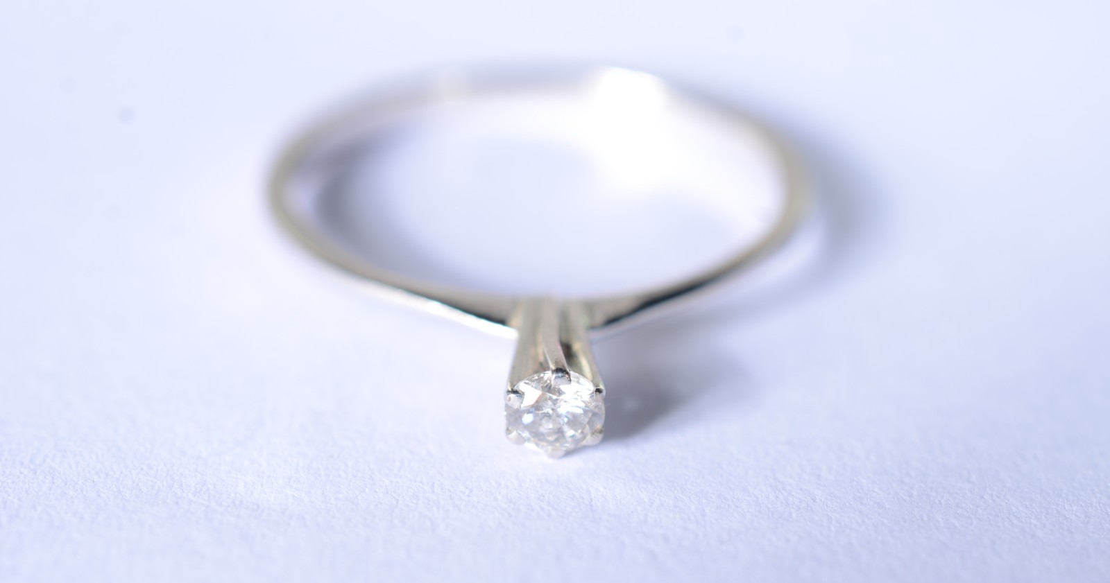 Solitário de ouro branco com um brilhante de 0,15 ct., aro 20. (Por... - foto 2 de 6