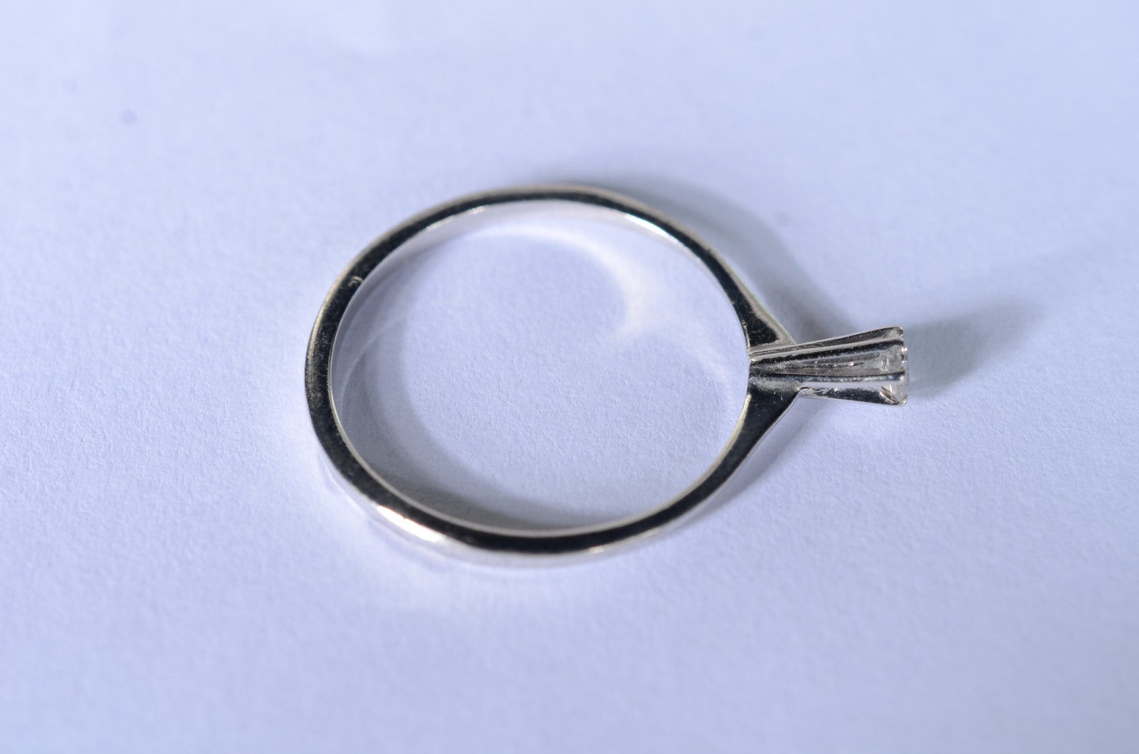 Solitário de ouro branco com um brilhante de 0,15 ct., aro 20. (Por... - foto 5 de 6