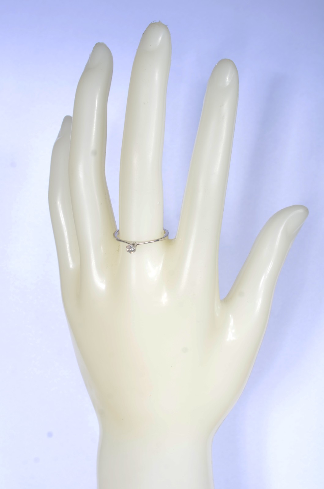 Solitário de ouro branco com um brilhante de 0,15 ct., aro 20. (Por... - foto 6 de 6