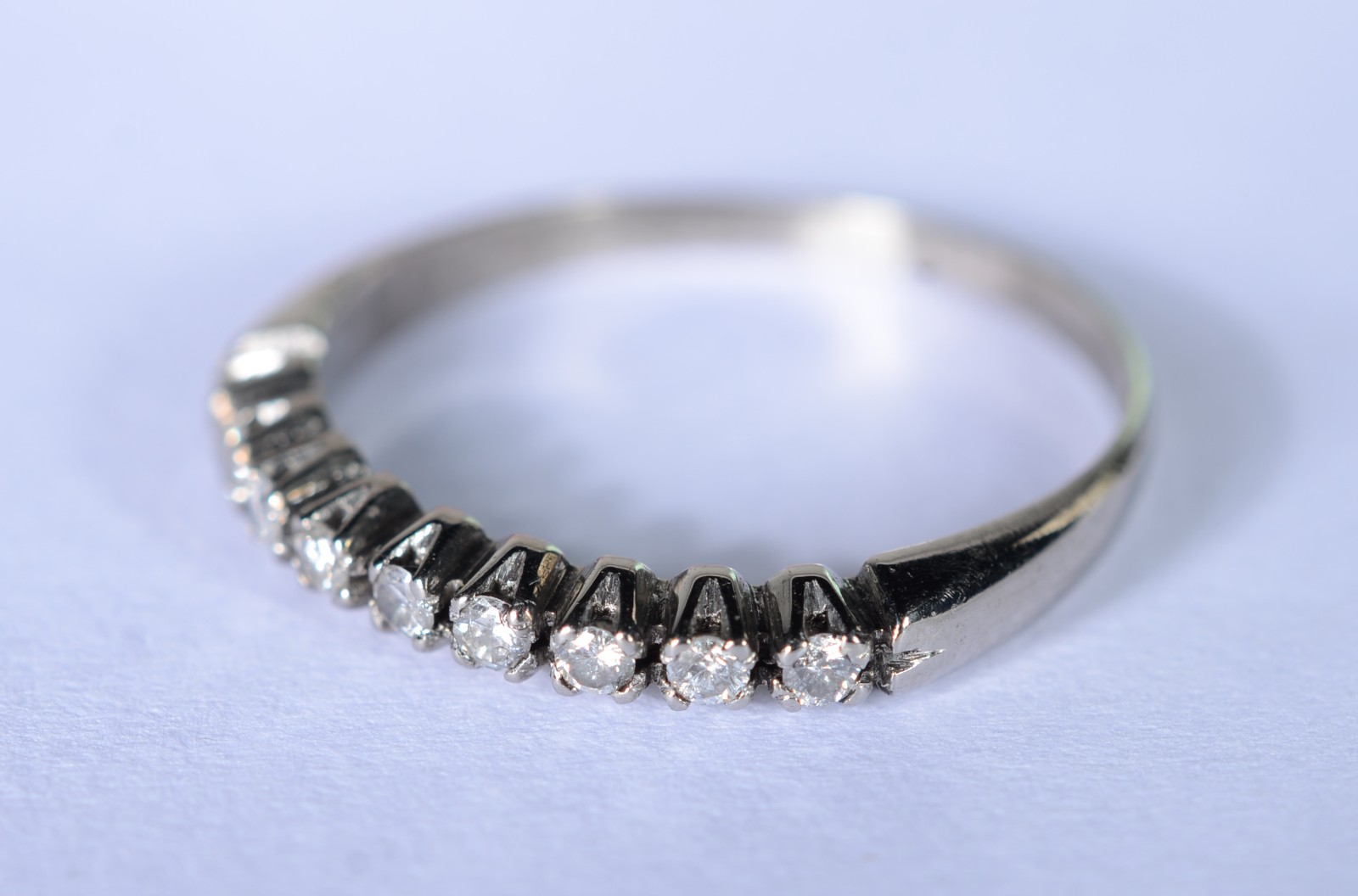Meia aliança de ouro branco com 9 brilhantes de 0,05 ct., total 0,45... - foto 1 de 6