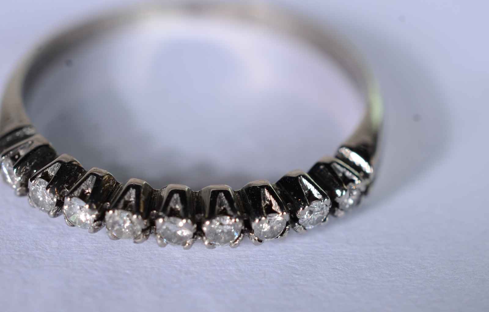 Meia aliança de ouro branco com 9 brilhantes de 0,05 ct., total 0,45... - foto 3 de 6
