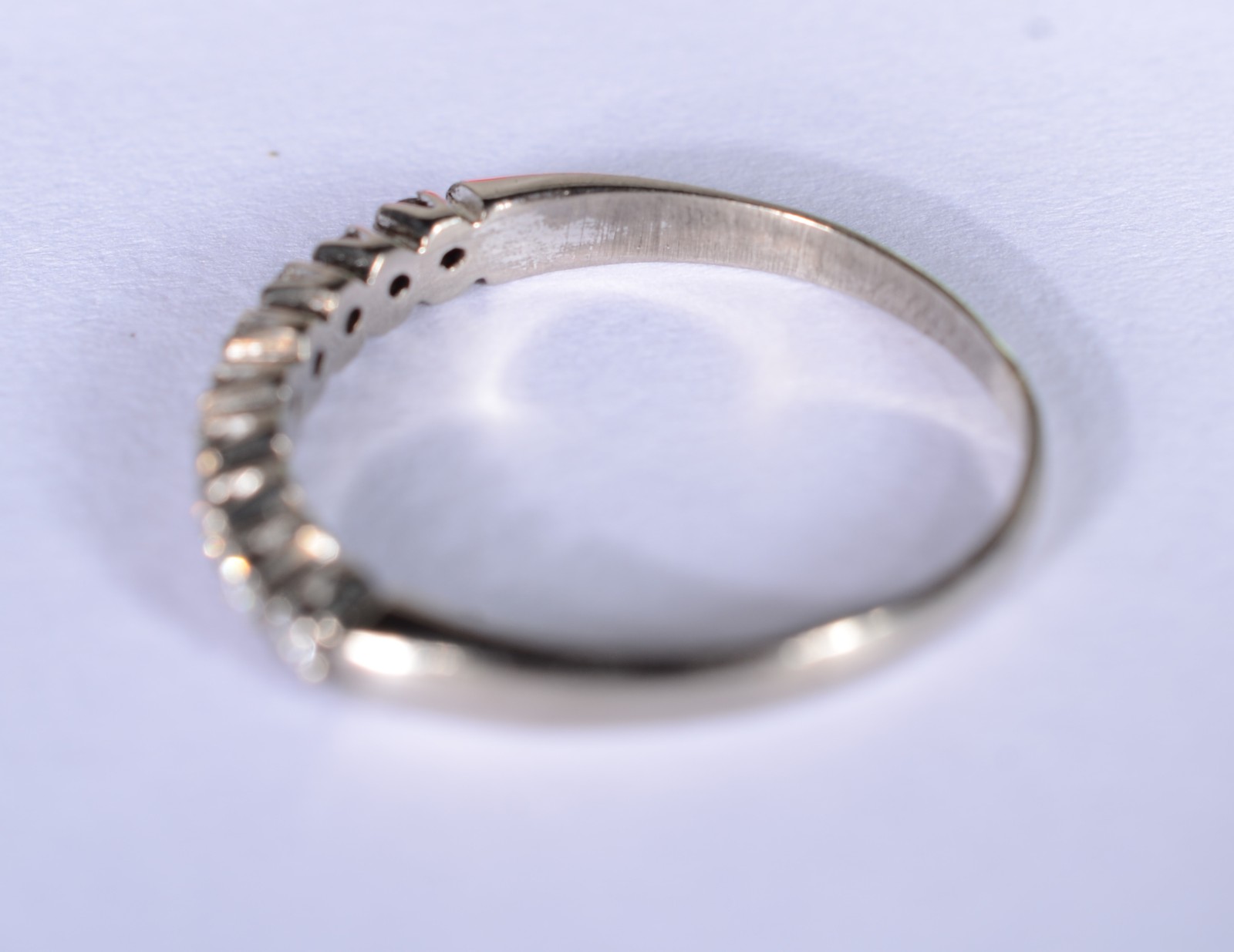 Meia aliança de ouro branco com 9 brilhantes de 0,05 ct., total 0,45... - foto 4 de 6