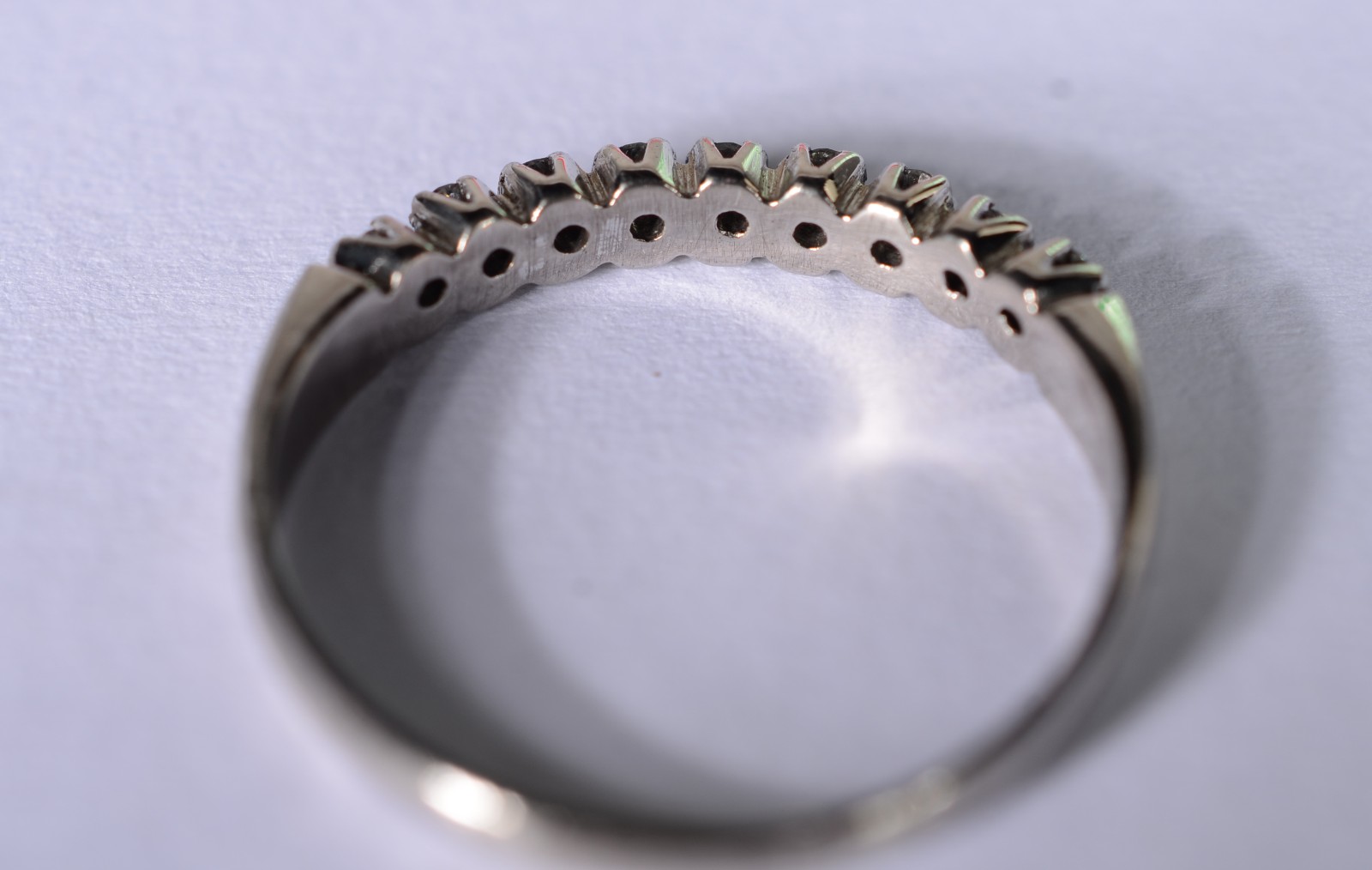 Meia aliança de ouro branco com 9 brilhantes de 0,05 ct., total 0,45... - foto 5 de 6