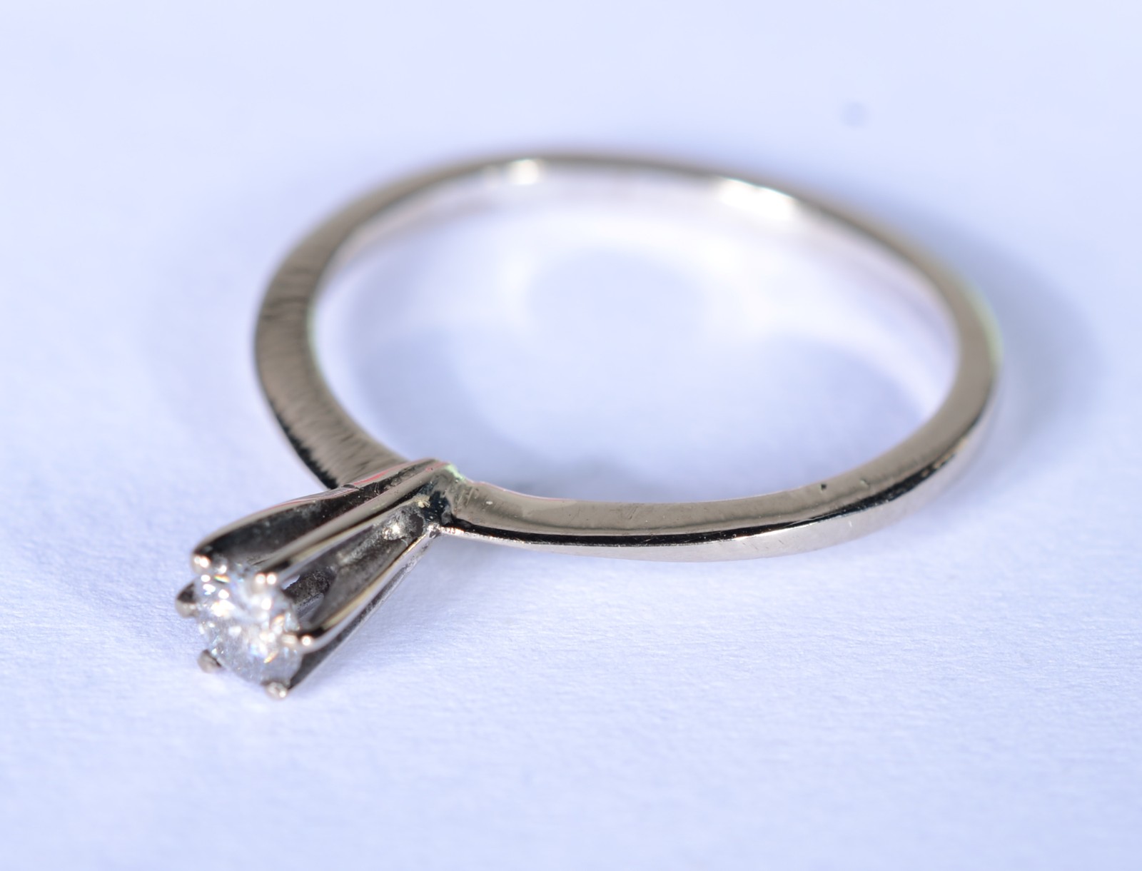 Anel de ouro branco com um brilhante de 0,15 ct, aro 15. (Por motivos... - foto 1 de 5