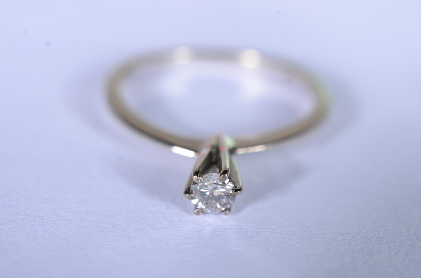 Anel de ouro branco com um brilhante de 0,15 ct, aro 15. (Por motivos... - foto 2 de 5