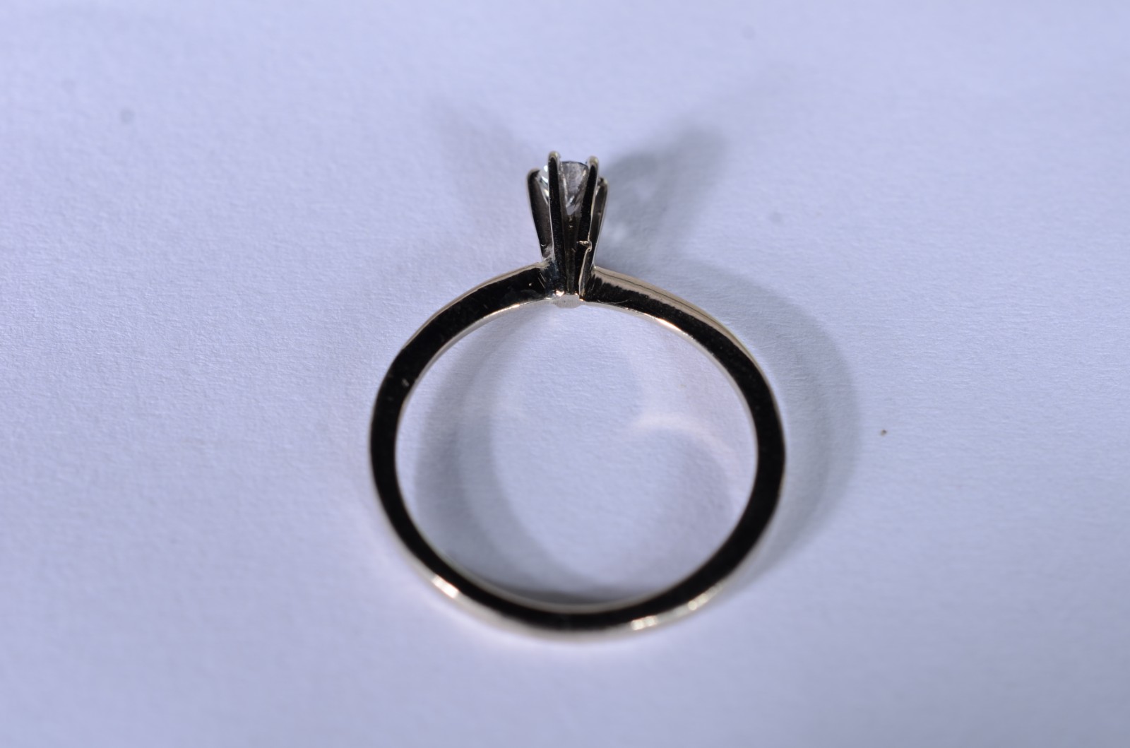 Anel de ouro branco com um brilhante de 0,15 ct, aro 15. (Por motivos... - foto 3 de 5