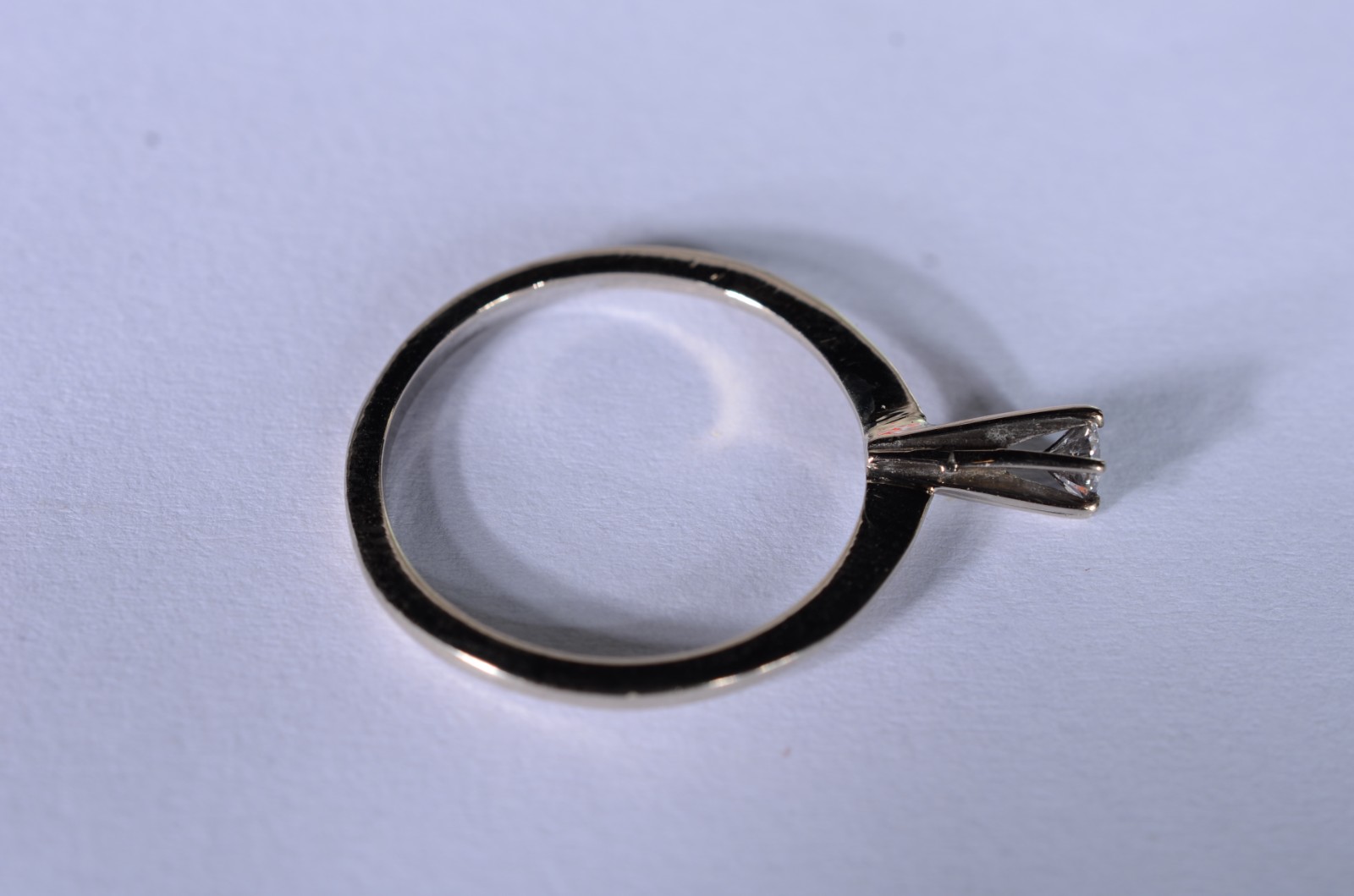 Anel de ouro branco com um brilhante de 0,15 ct, aro 15. (Por motivos... - foto 4 de 5