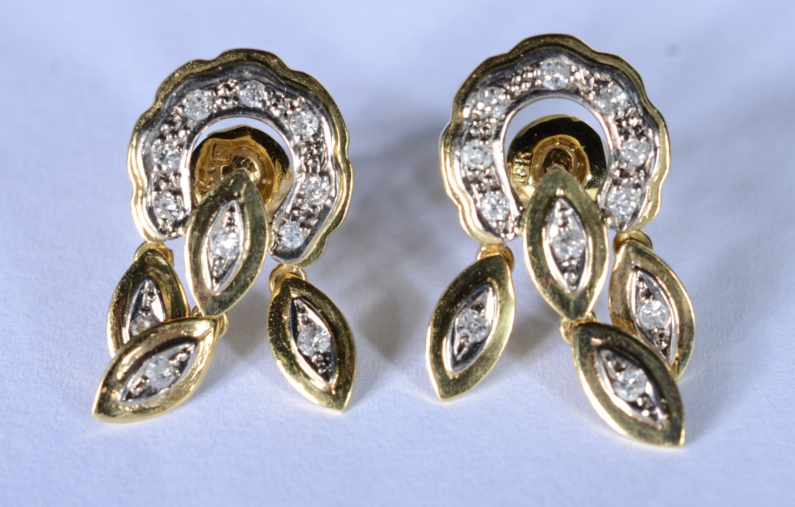 Par de brincos de ouro branco e ouro 18 k., com 20 brilhantes. (Por... - foto 1 de 5