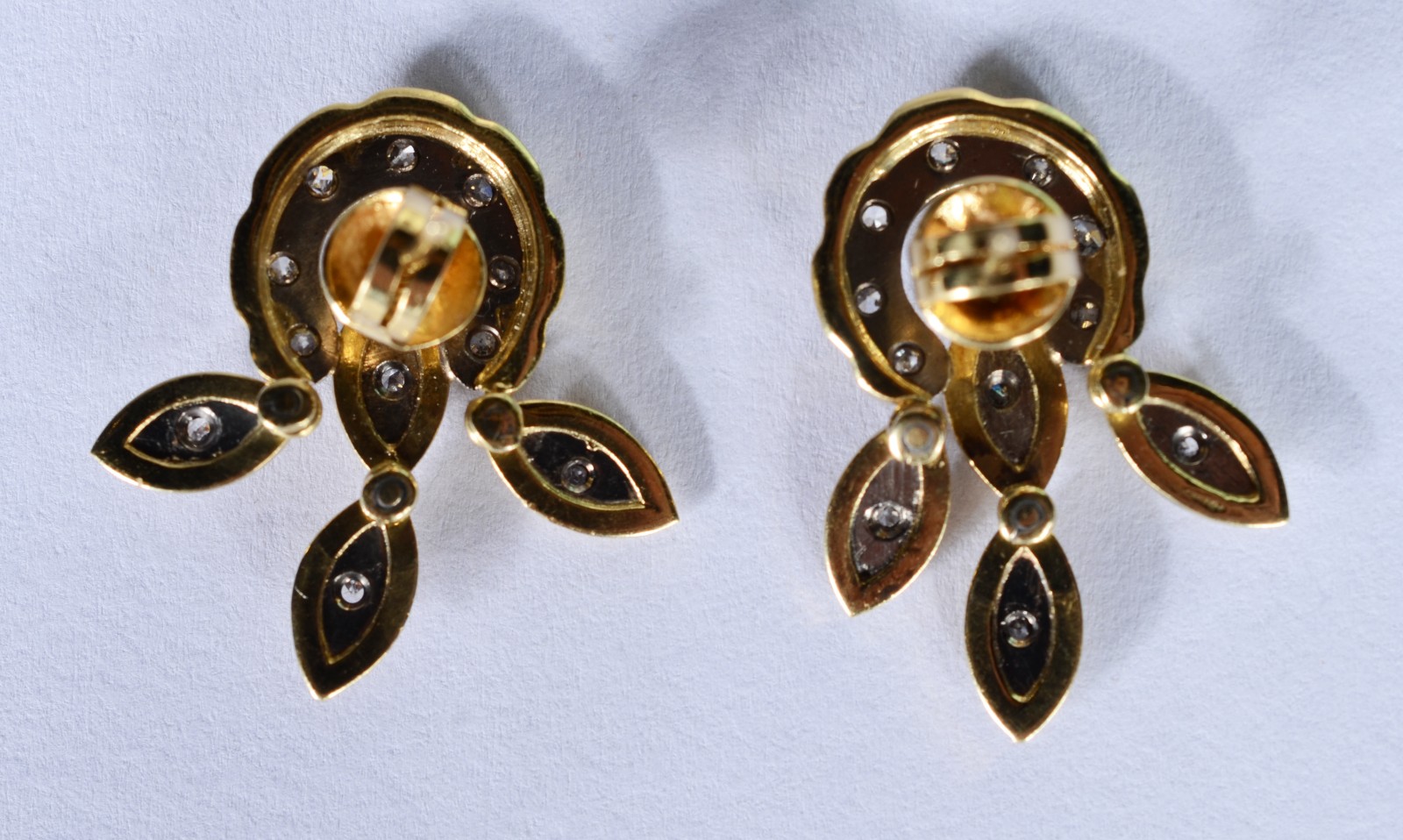Par de brincos de ouro branco e ouro 18 k., com 20 brilhantes. (Por... - foto 2 de 5