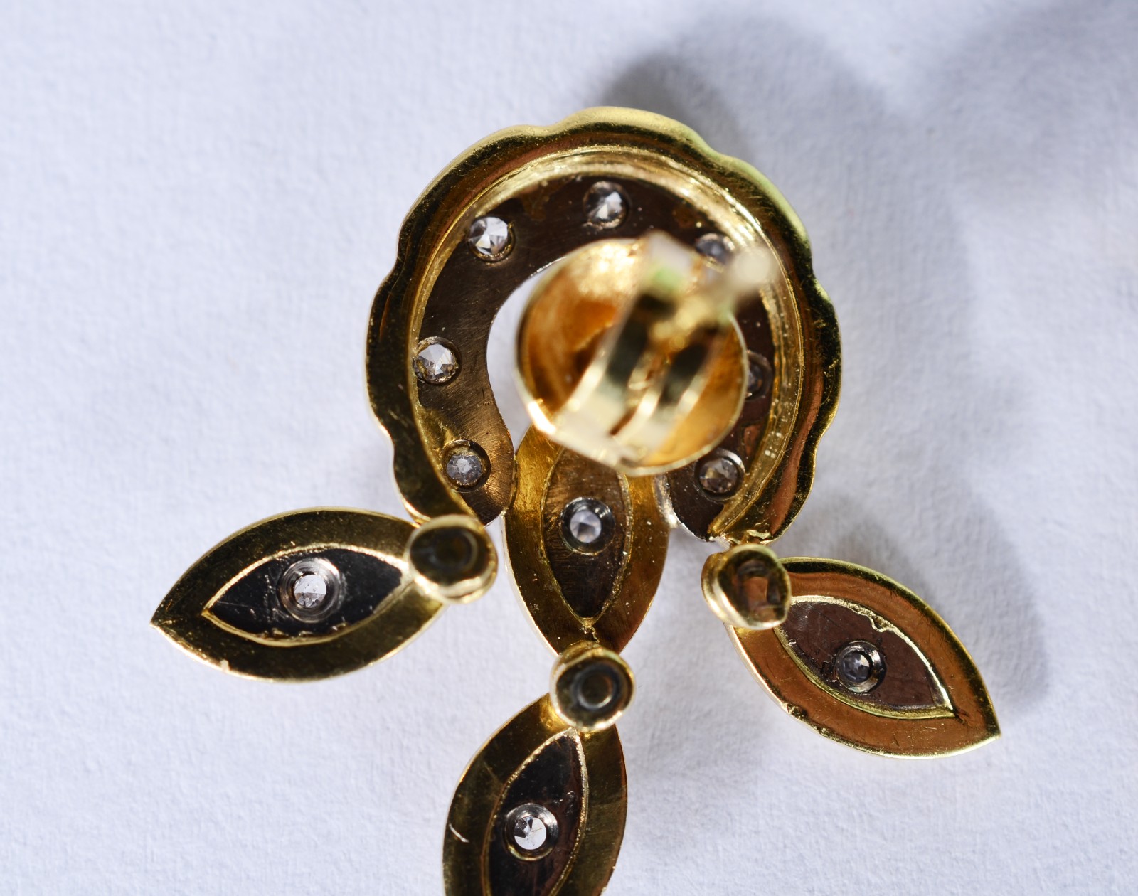 Par de brincos de ouro branco e ouro 18 k., com 20 brilhantes. (Por... - foto 3 de 5
