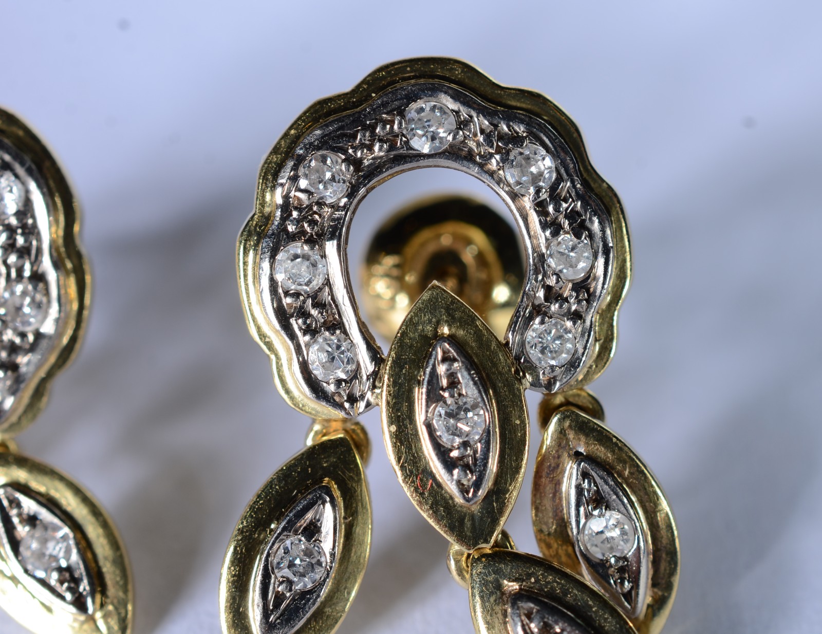 Par de brincos de ouro branco e ouro 18 k., com 20 brilhantes. (Por... - foto 4 de 5