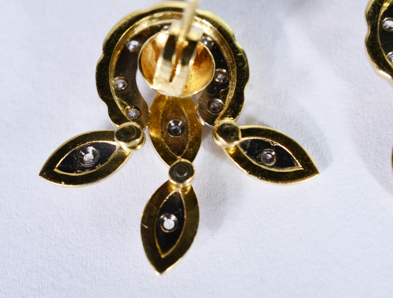 Par de brincos de ouro branco e ouro 18 k., com 20 brilhantes. (Por... - foto 5 de 5