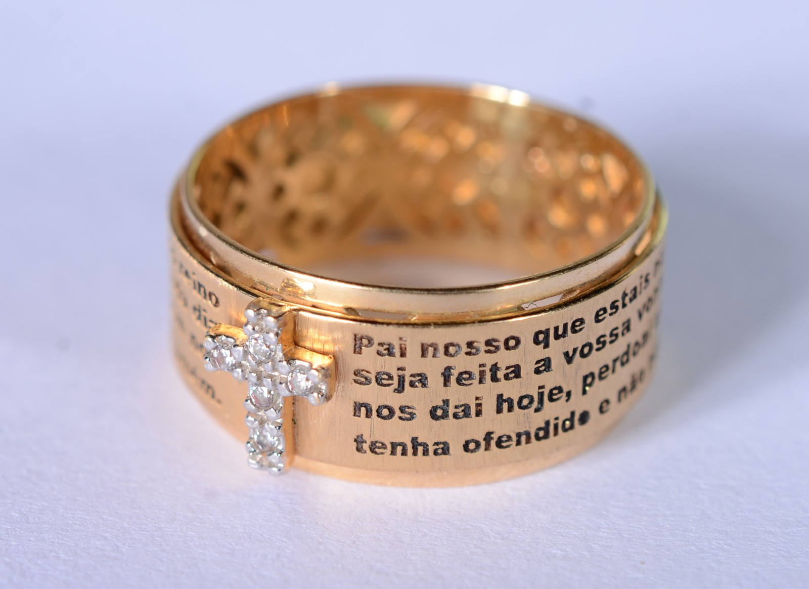 Anel de ouro 18 k., contraste 750 com crucifixo e oração do Pai... - foto 1 de 6
