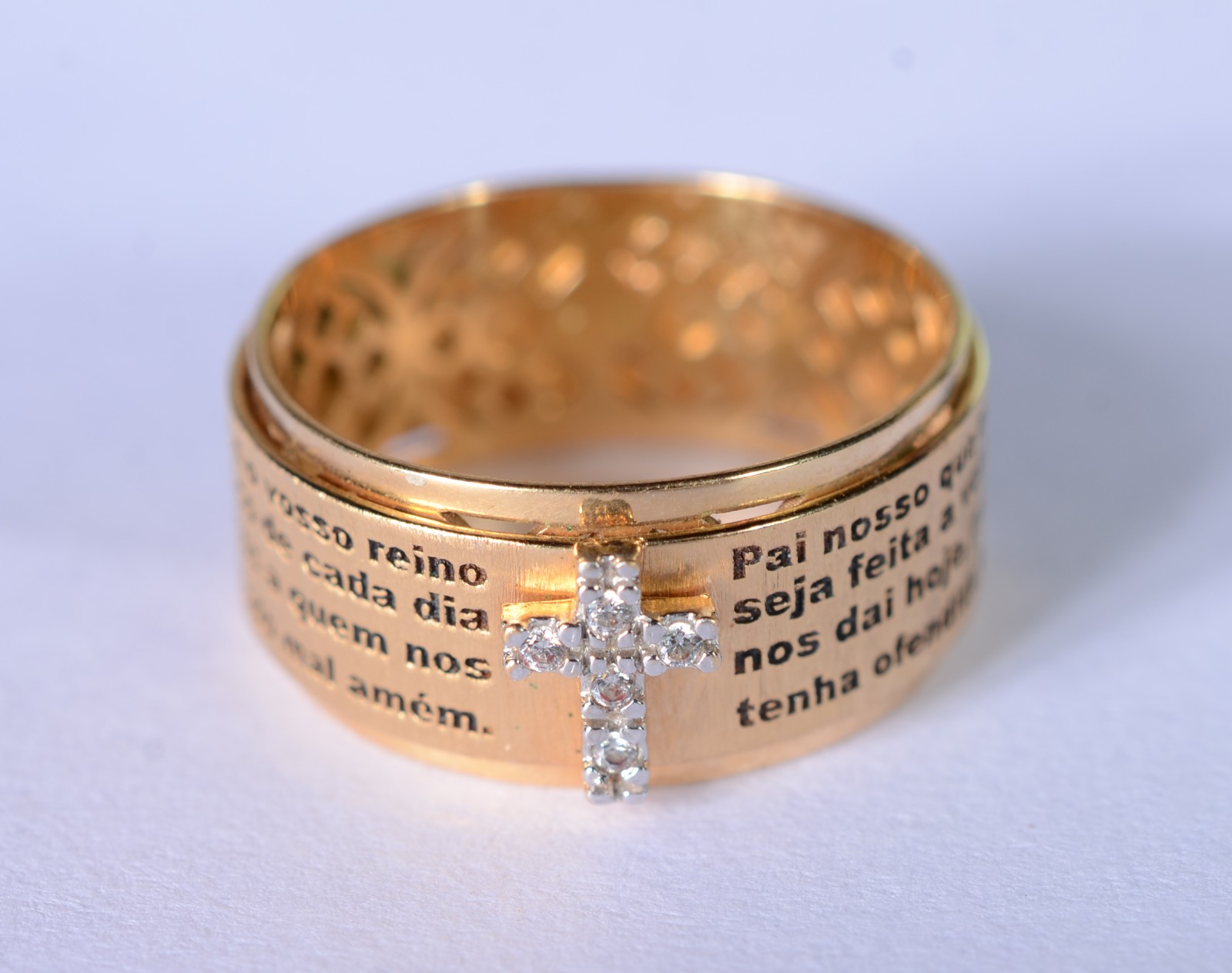Anel de ouro 18 k., contraste 750 com crucifixo e oração do Pai... - foto 2 de 6