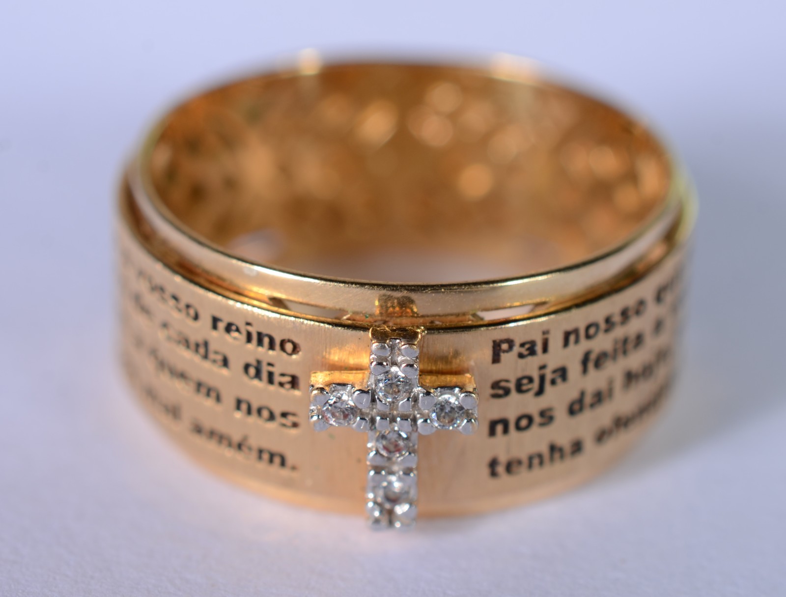 Anel de ouro 18 k., contraste 750 com crucifixo e oração do Pai... - foto 3 de 6