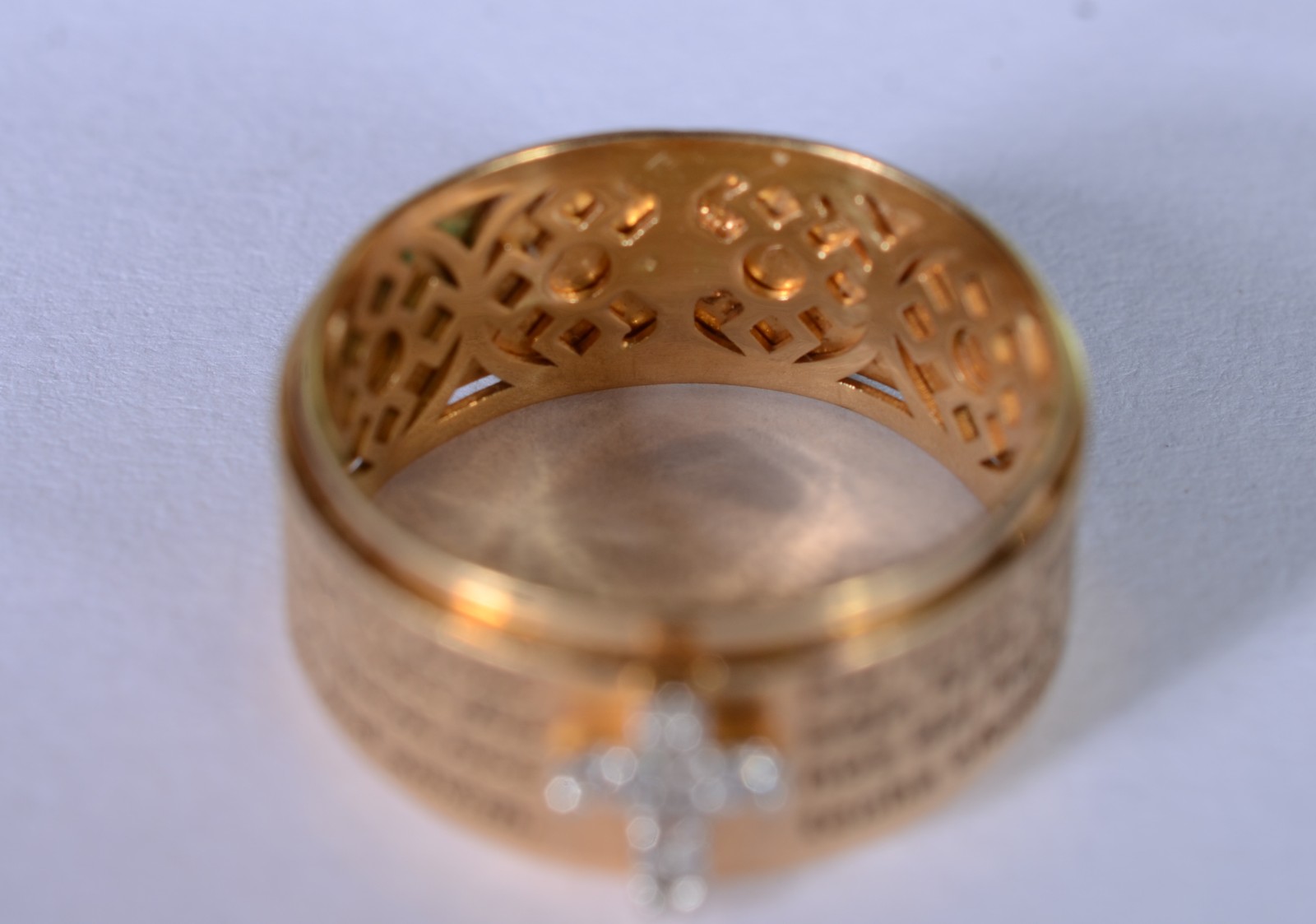 Anel de ouro 18 k., contraste 750 com crucifixo e oração do Pai... - foto 4 de 6