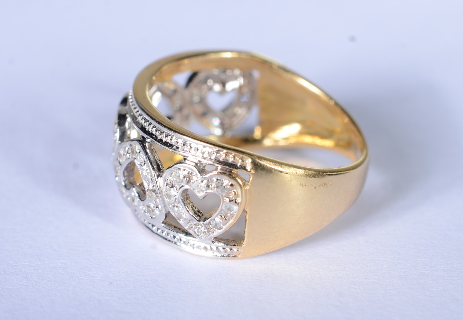 Anel de ouro 18 k., contraste 750 mls, feitio corações cravejado com... - foto 4 de 6