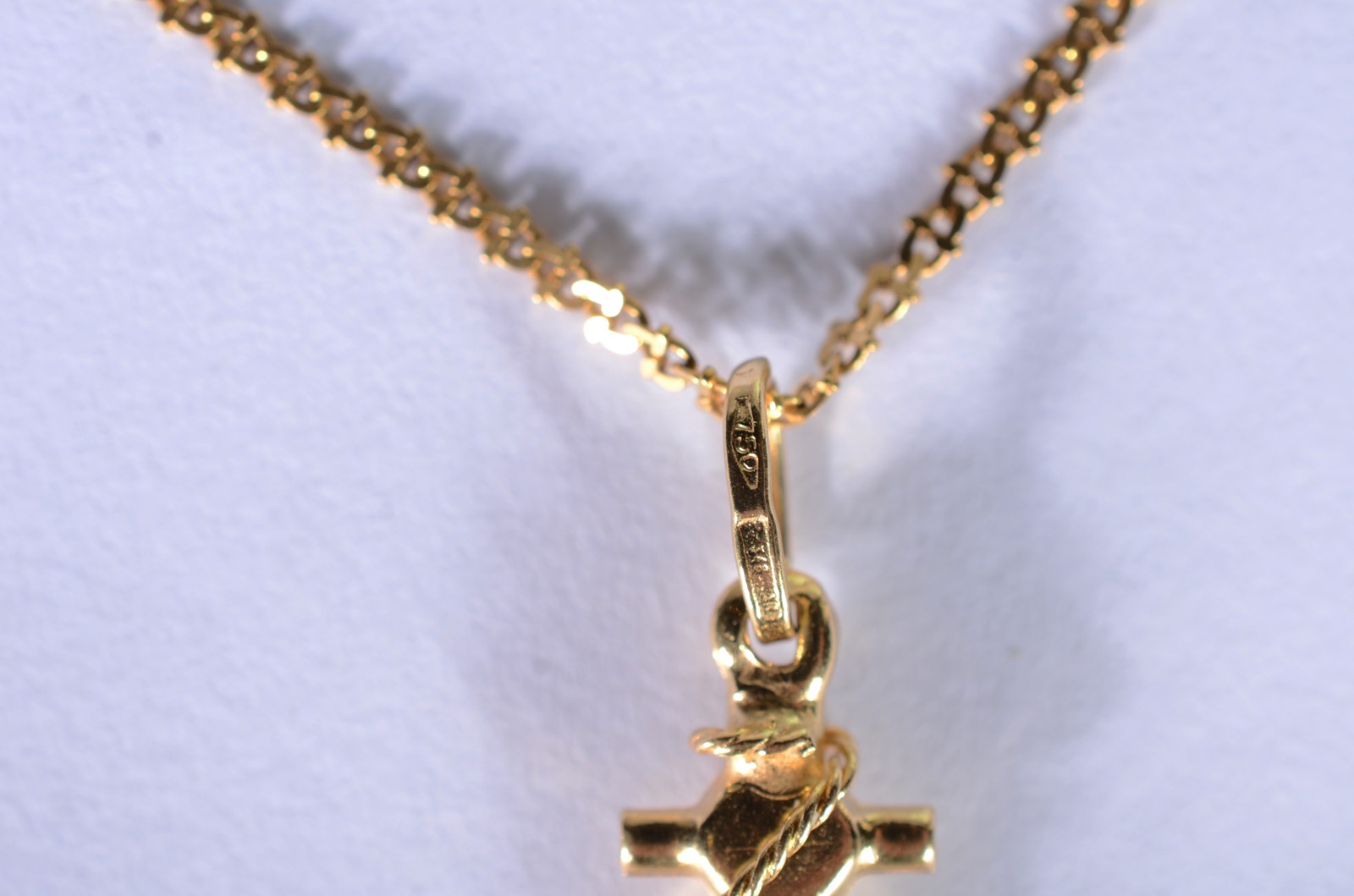 Colar de ouro 18 k., contraste 750 mls, pendente feitio âncora. (Por... - foto 5 de 6