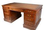 Escrivaninha estilo ingles de madeira nobre, qu... - Escrivaninha estilo ingles de madeira nobre, quatro gavetas nas laterais e uma central, puxadores de metal dourado, tampo de couro pirogravado.