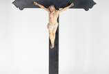 Crucifixo  com figura de Cristo de madeira poli... - Crucifixo  com figura de Cristo de madeira policromada (Mão colada).