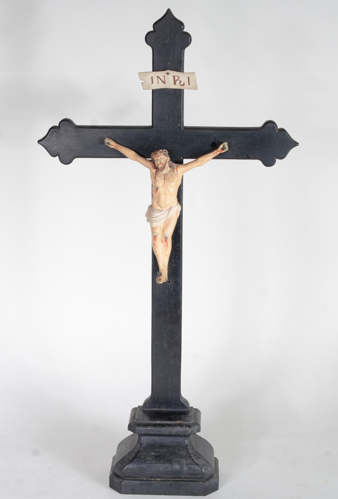 Crucifixo com figura de Cristo de madeira policromada (Mão colada). - foto 1 de 8