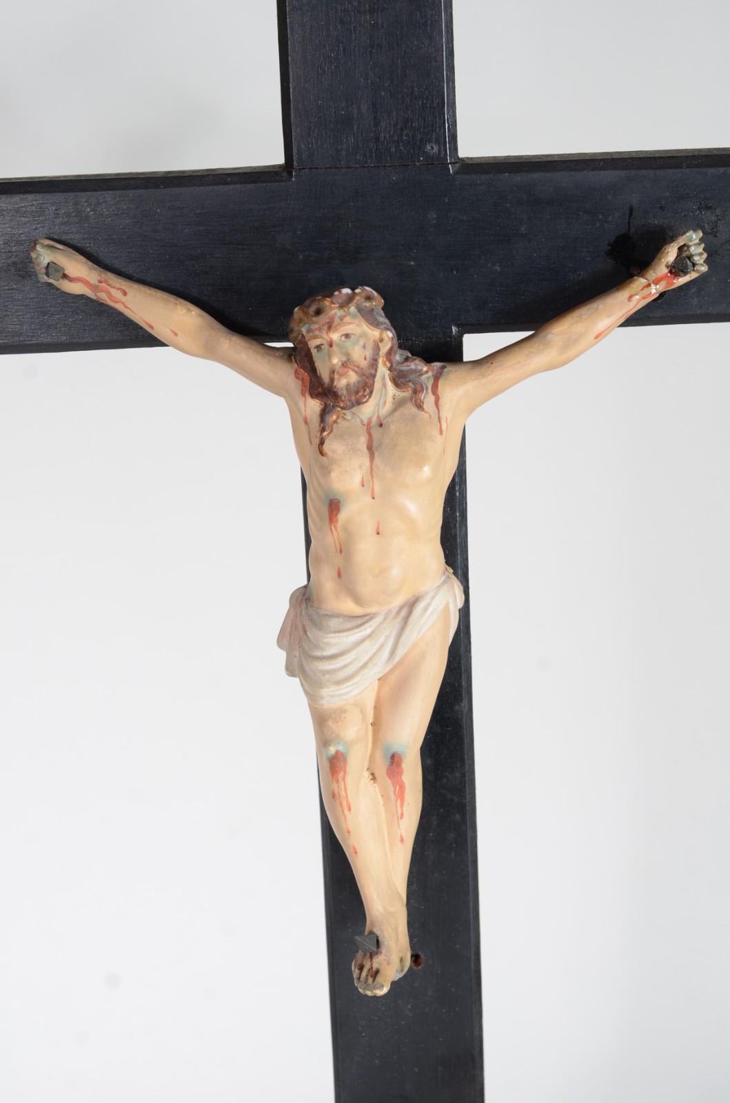 Crucifixo com figura de Cristo de madeira policromada (Mão colada). - foto 2 de 8