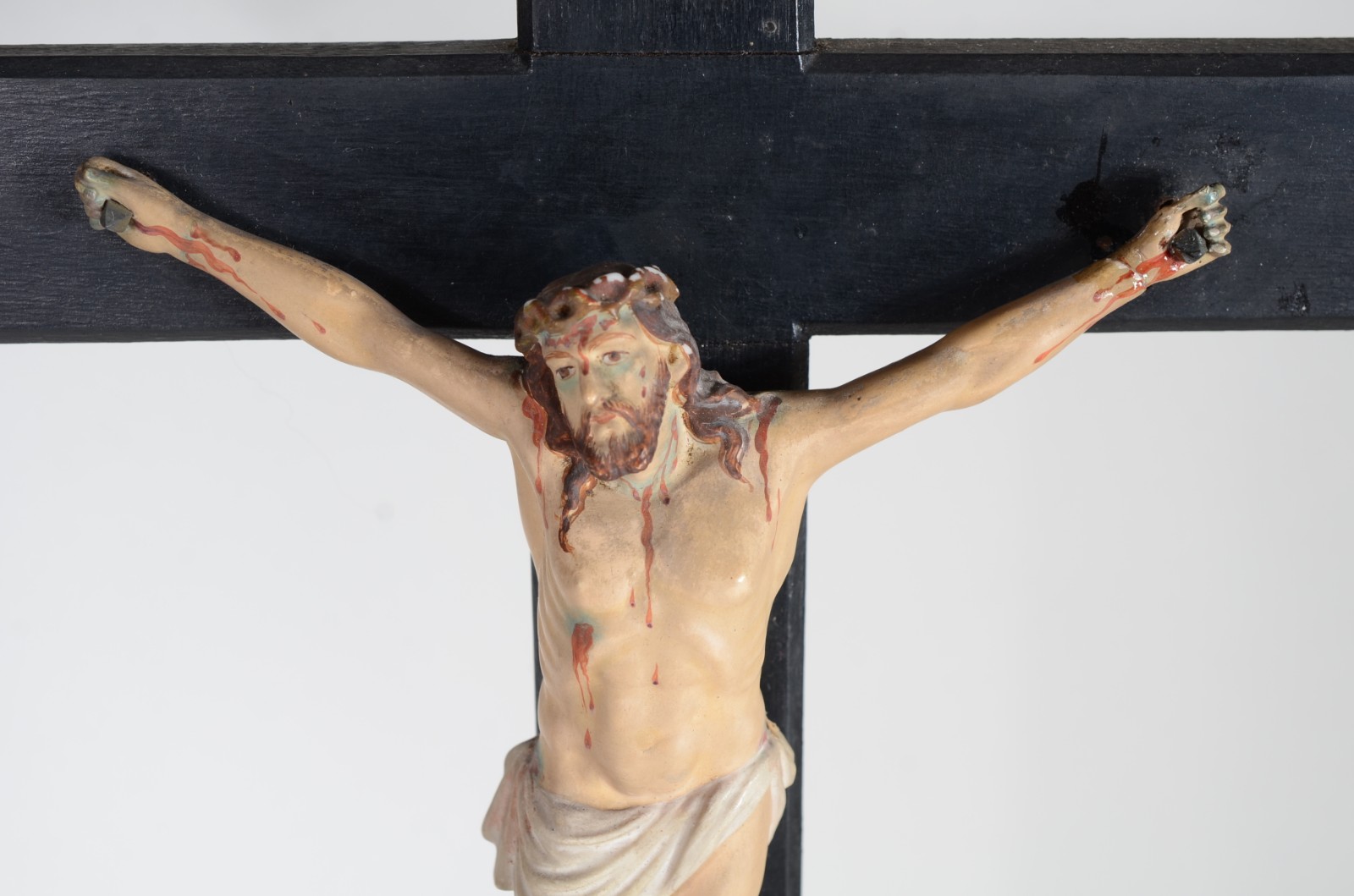 Crucifixo com figura de Cristo de madeira policromada (Mão colada). - foto 3 de 8
