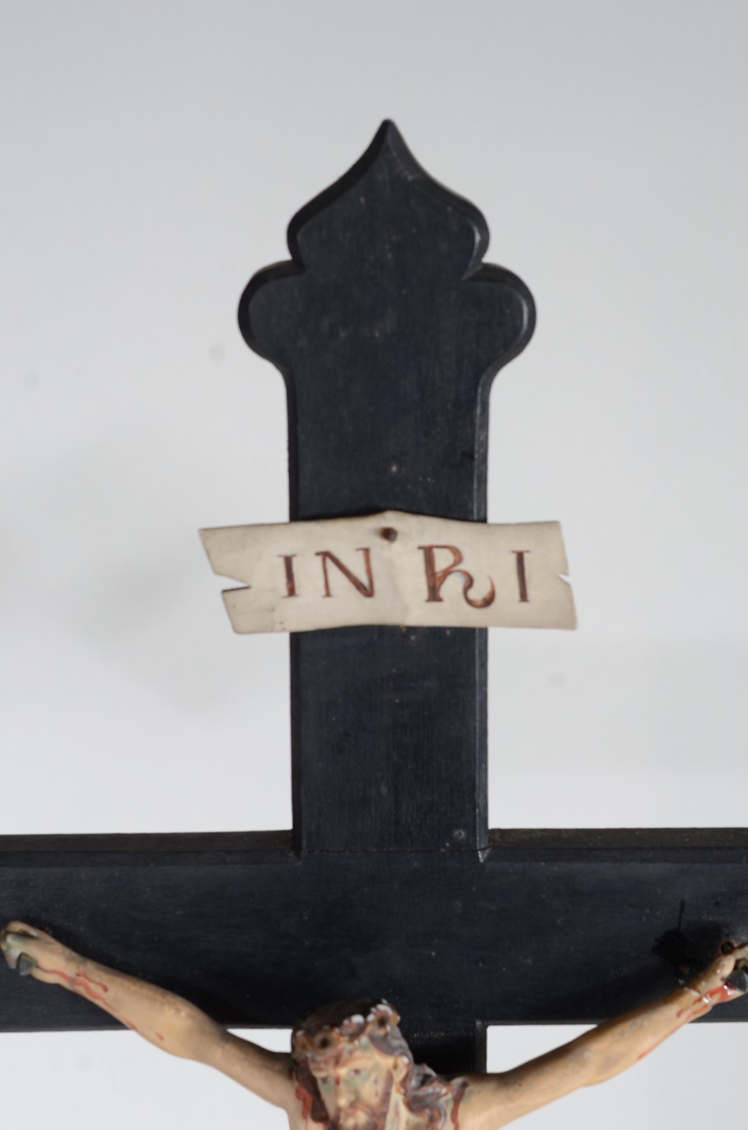 Crucifixo com figura de Cristo de madeira policromada (Mão colada). - foto 4 de 8