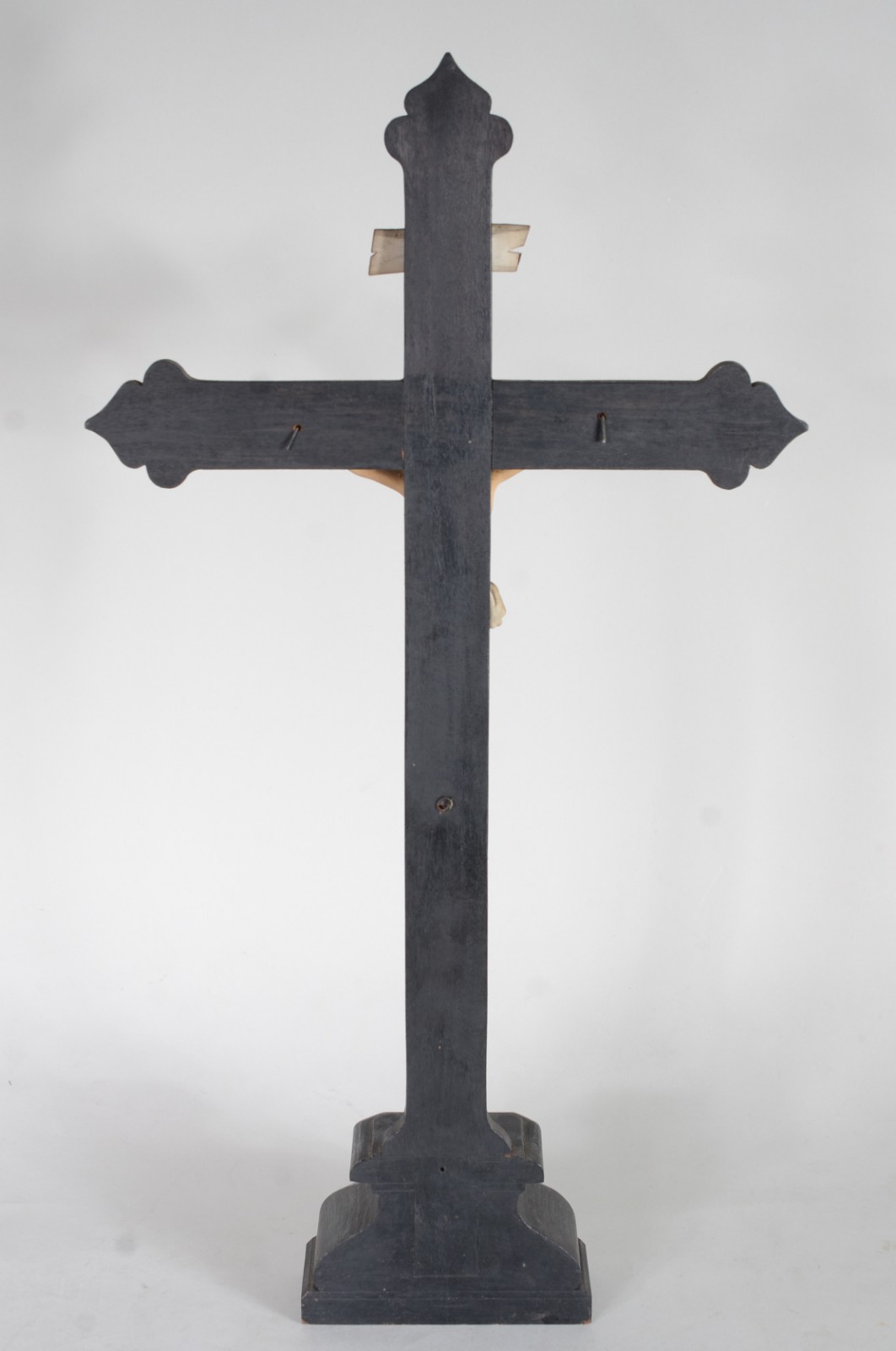 Crucifixo com figura de Cristo de madeira policromada (Mão colada). - foto 5 de 8