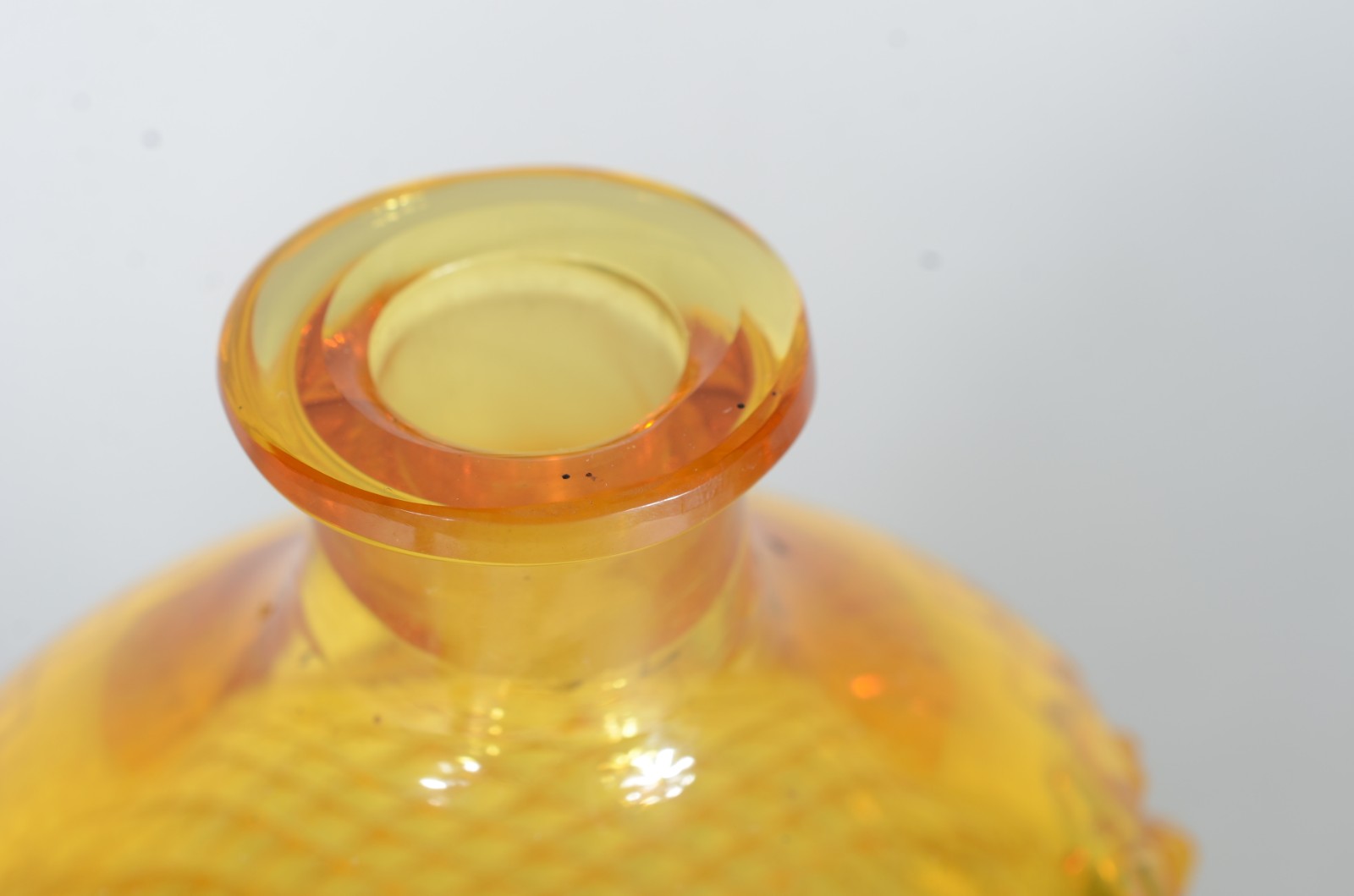 Garrafa de cristal europeu na cor âmbar, lapidação "bico de jaca". - foto 6 de 6