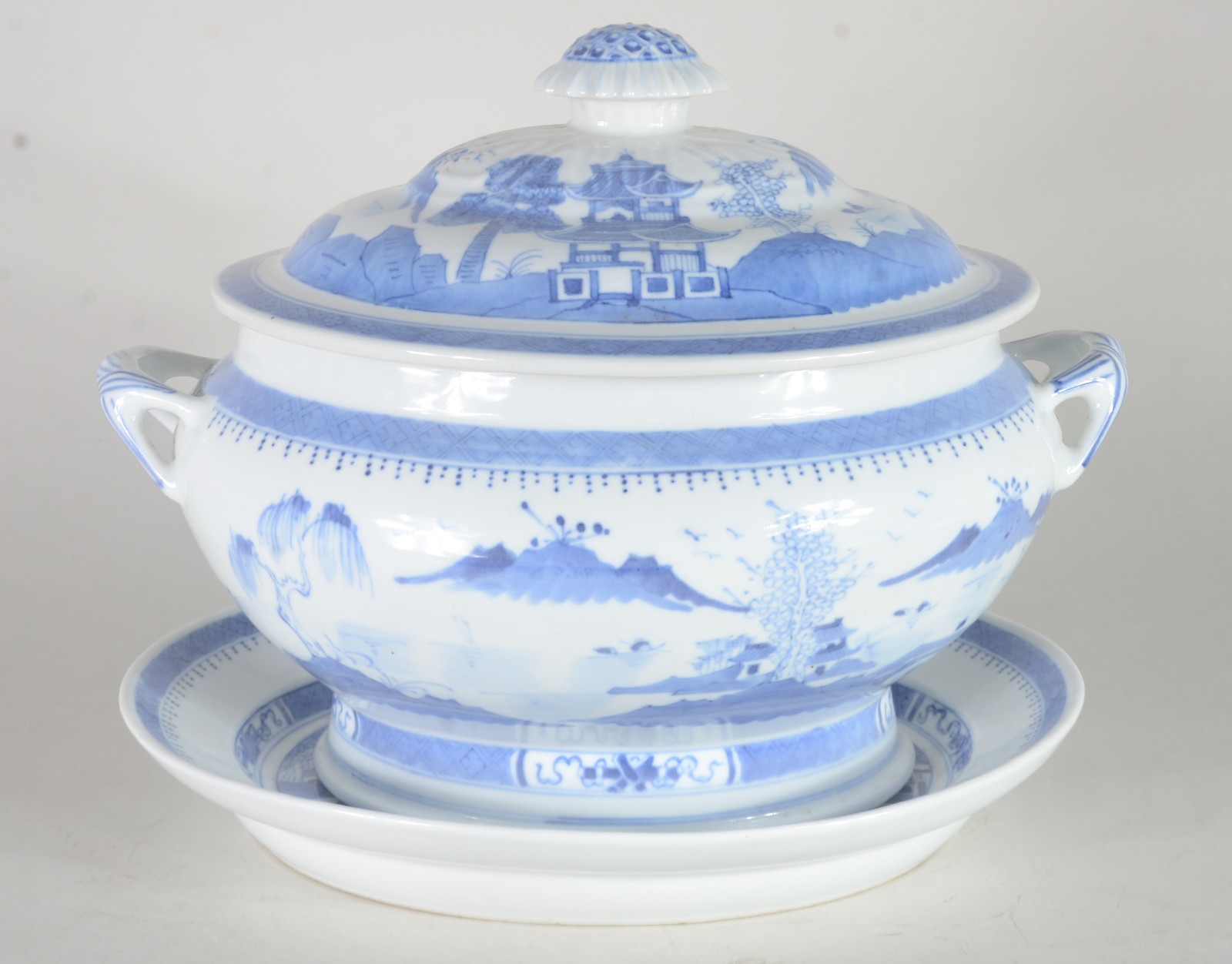 Sopeira com presentoir de porcelana oriental azul e branca. - foto 1 de 11