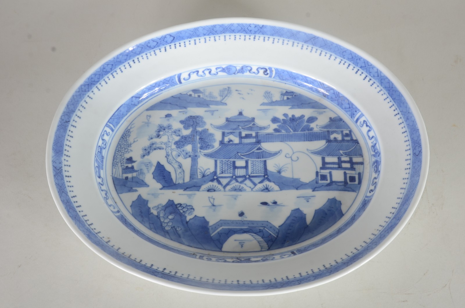 Sopeira com presentoir de porcelana oriental azul e branca. - foto 2 de 11