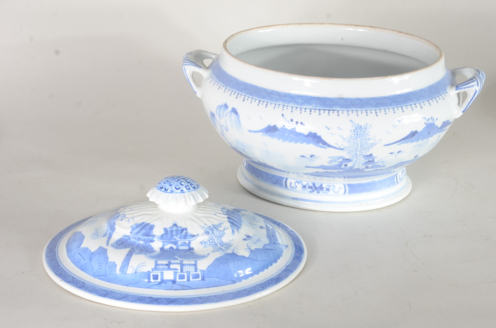 Sopeira com presentoir de porcelana oriental azul e branca. - foto 4 de 11