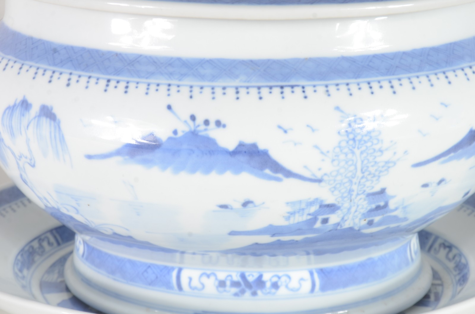Sopeira com presentoir de porcelana oriental azul e branca. - foto 7 de 11