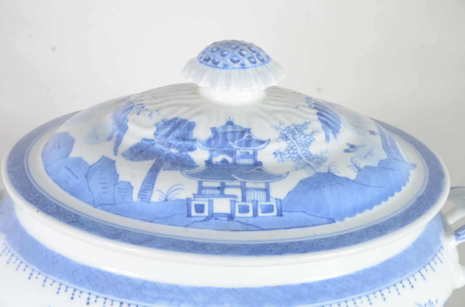 Sopeira com presentoir de porcelana oriental azul e branca. - foto 8 de 11