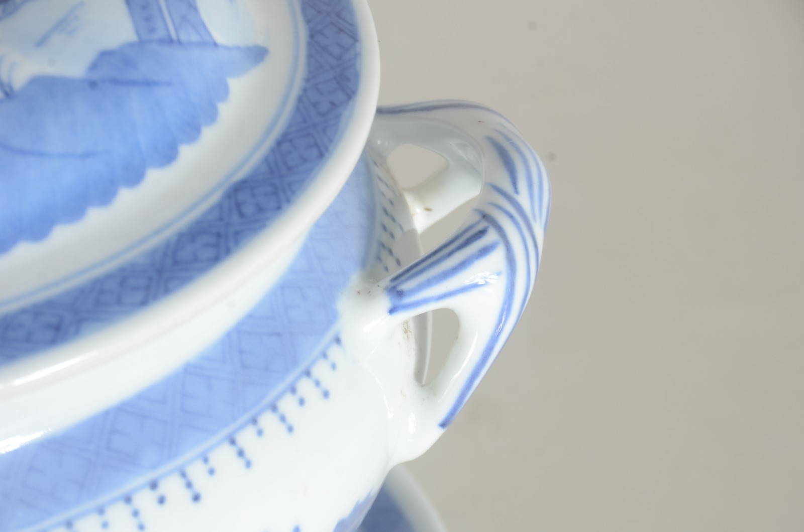Sopeira com presentoir de porcelana oriental azul e branca. - foto 9 de 11