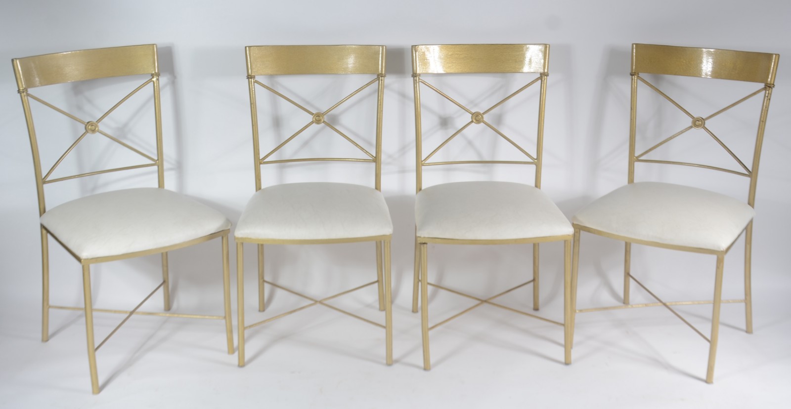 Conjunto para varanda de metal pintado de dourado, composto de mesa... - foto 3 de 8