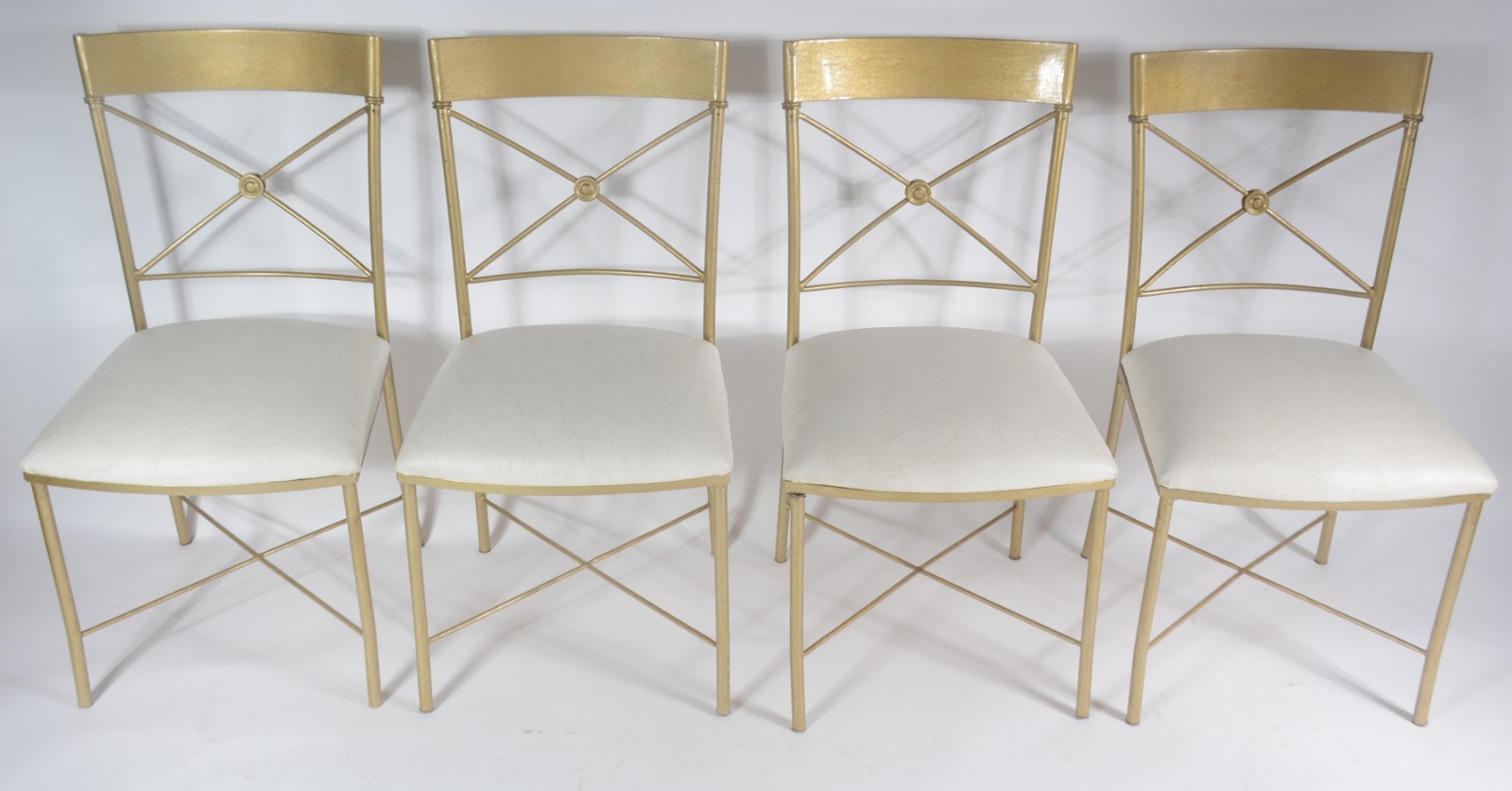 Conjunto para varanda de metal pintado de dourado, composto de mesa... - foto 4 de 8