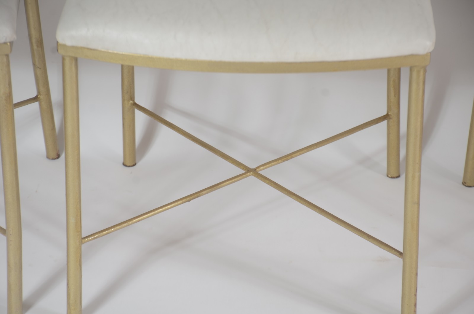 Conjunto para varanda de metal pintado de dourado, composto de mesa... - foto 5 de 8