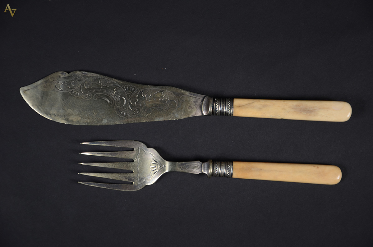 Par de talheres para peixe de prata e marfim. Comprimento 22,5 cm...
