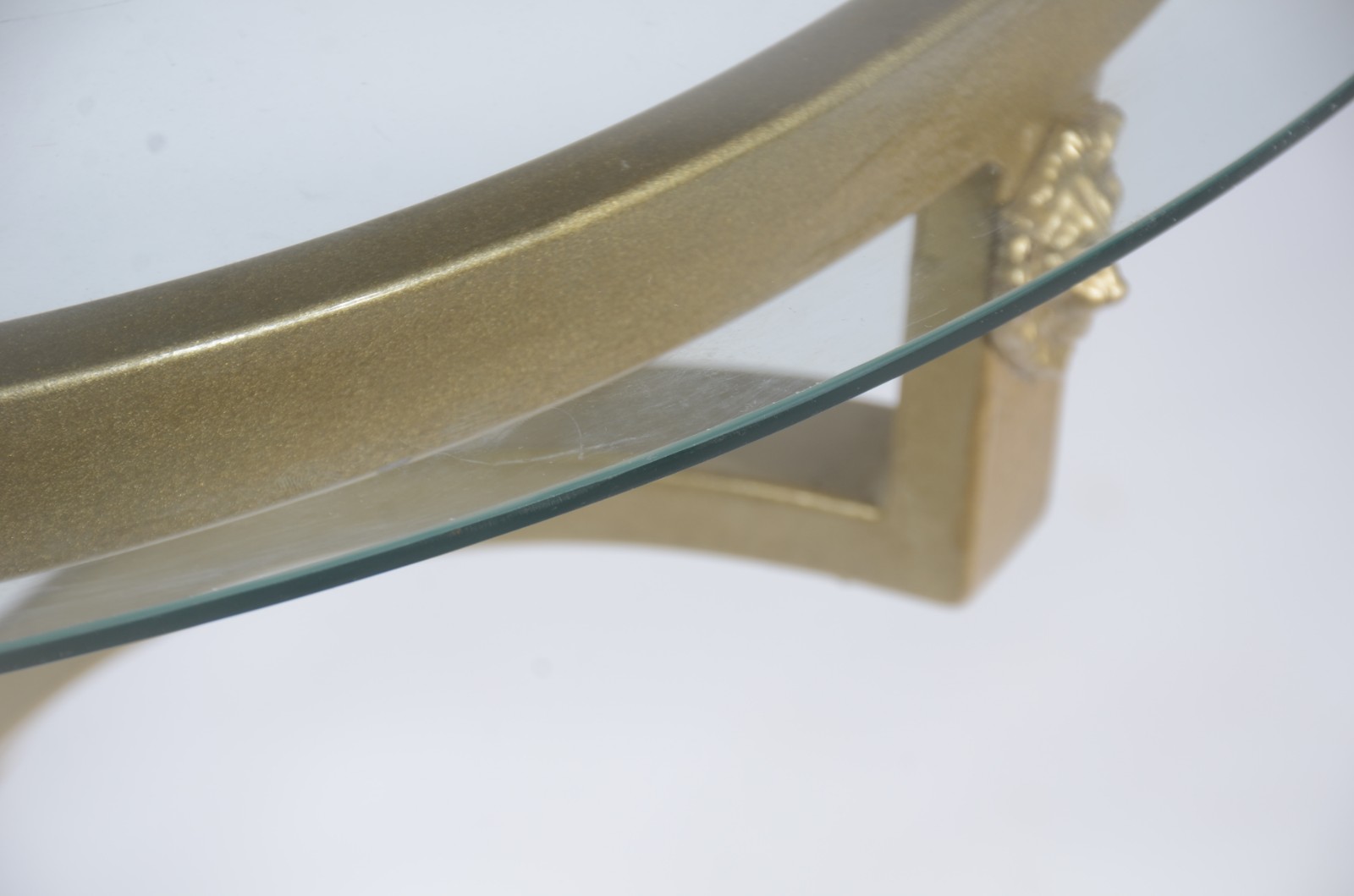 Conjunto para varanda de metal pintado de dourado, composto de mesa... - foto 6 de 8