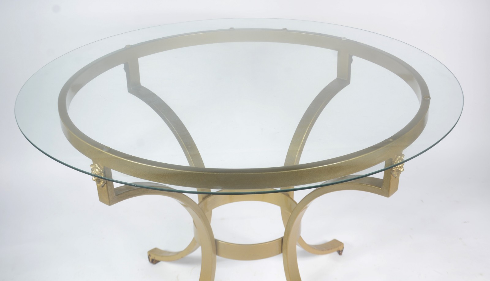 Conjunto para varanda de metal pintado de dourado, composto de mesa... - foto 7 de 8