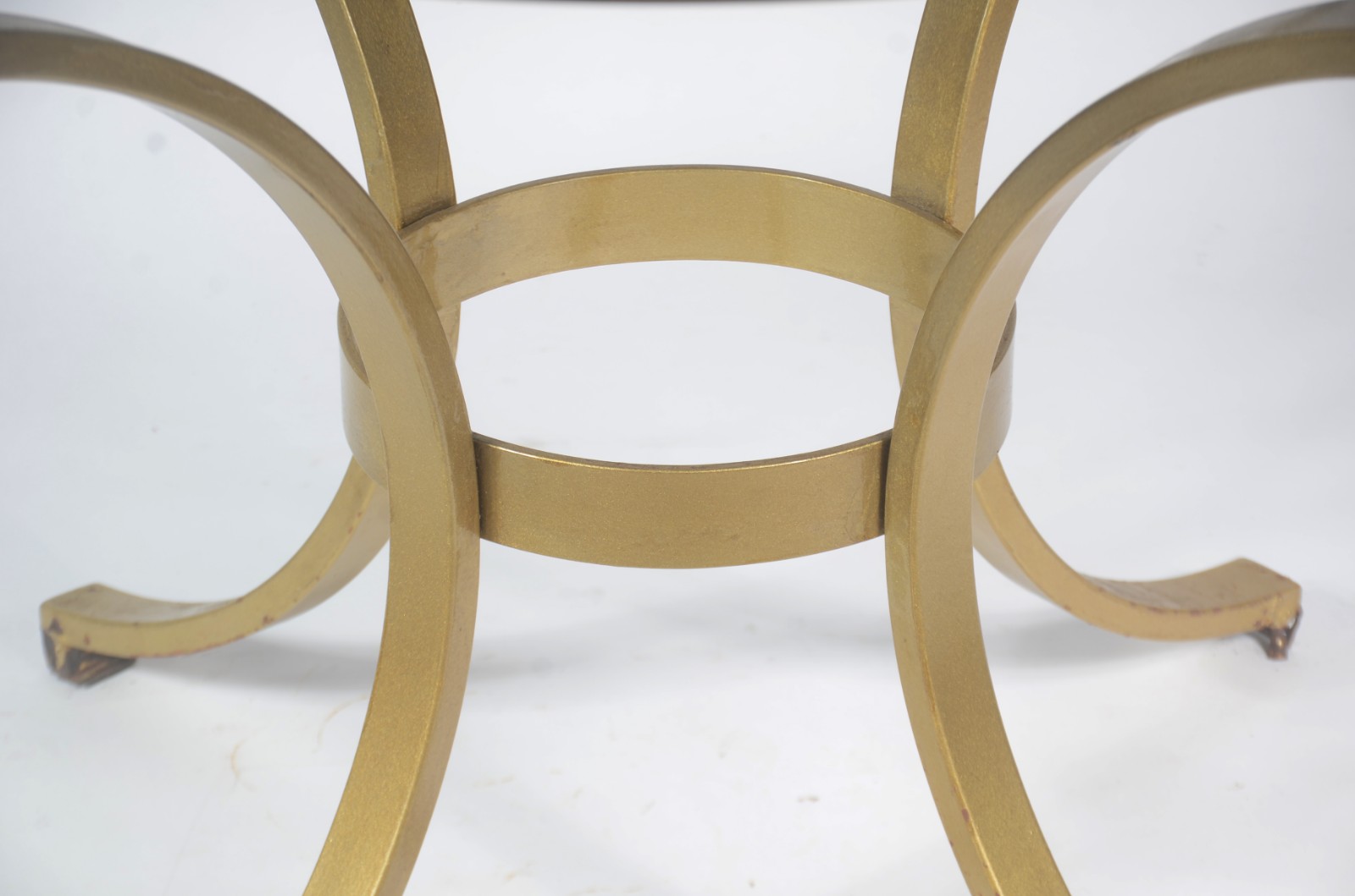 Conjunto para varanda de metal pintado de dourado, composto de mesa... - foto 8 de 8
