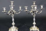 Par de candelabros de bronze  prateado para 5 v... - Par de candelabros de bronze  prateado para 5 velas cada.