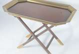 Bandeja de madeira com borda de metal dourado, ... - Bandeja de madeira com borda de metal dourado, base cavalete. (desgastes)
