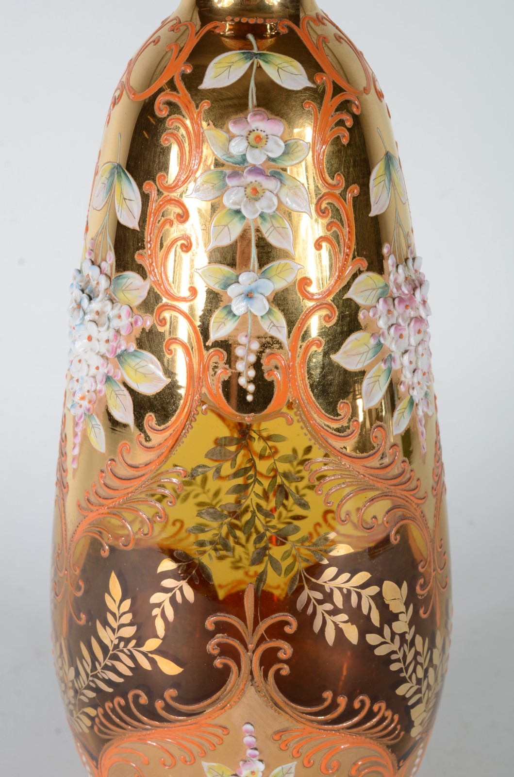 Vaso de cristal veneziano com flores em relevo policromado e dourado. - foto 3 de 8